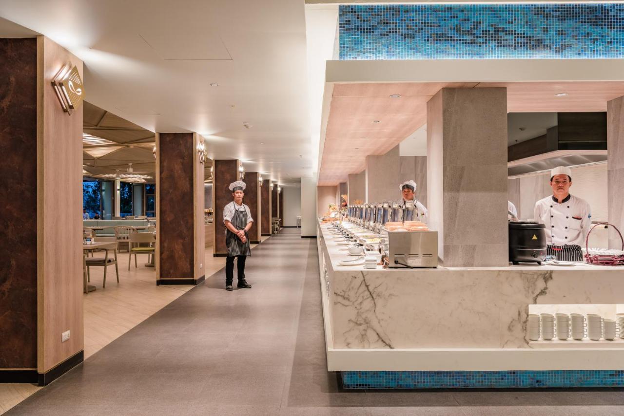 Patong Oceanfront Beach Resort - Sha Extra Plus מראה חיצוני תמונה The buffet at the hotel