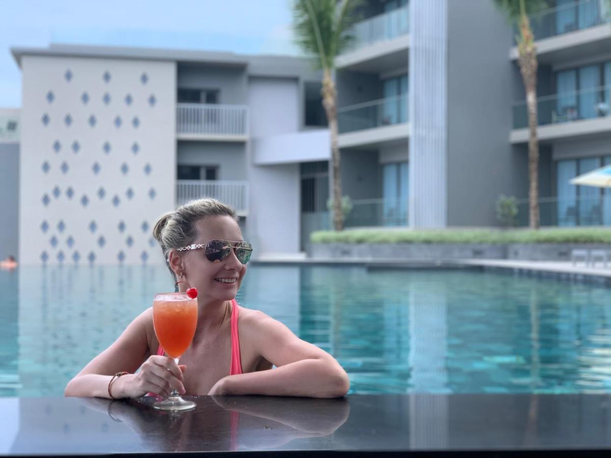 Patong Oceanfront Beach Resort - Sha Extra Plus מראה חיצוני תמונה A woman at a pool in Phuket, Thailand