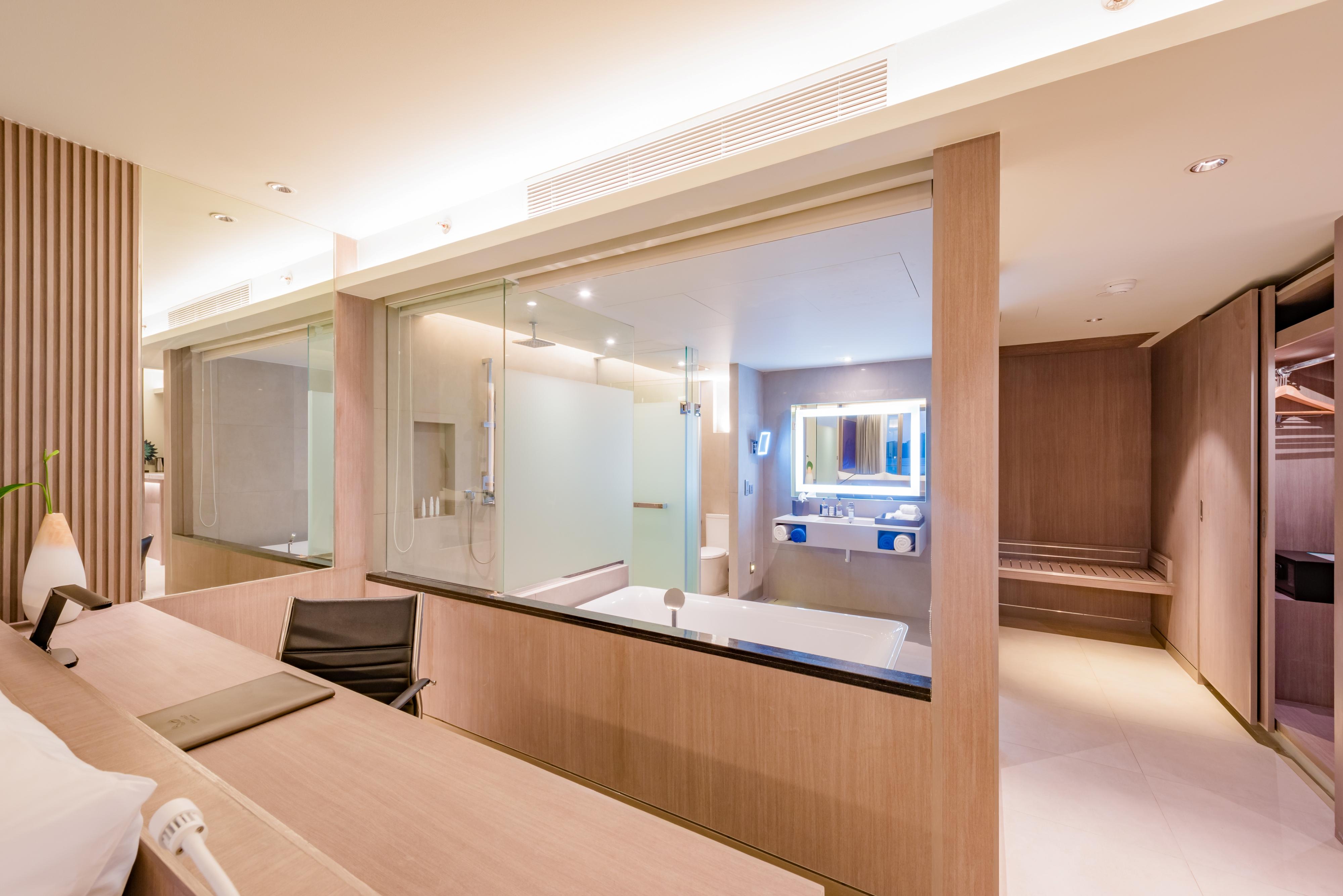 Patong Oceanfront Beach Resort - Sha Extra Plus מראה חיצוני תמונה A suite at the hotel