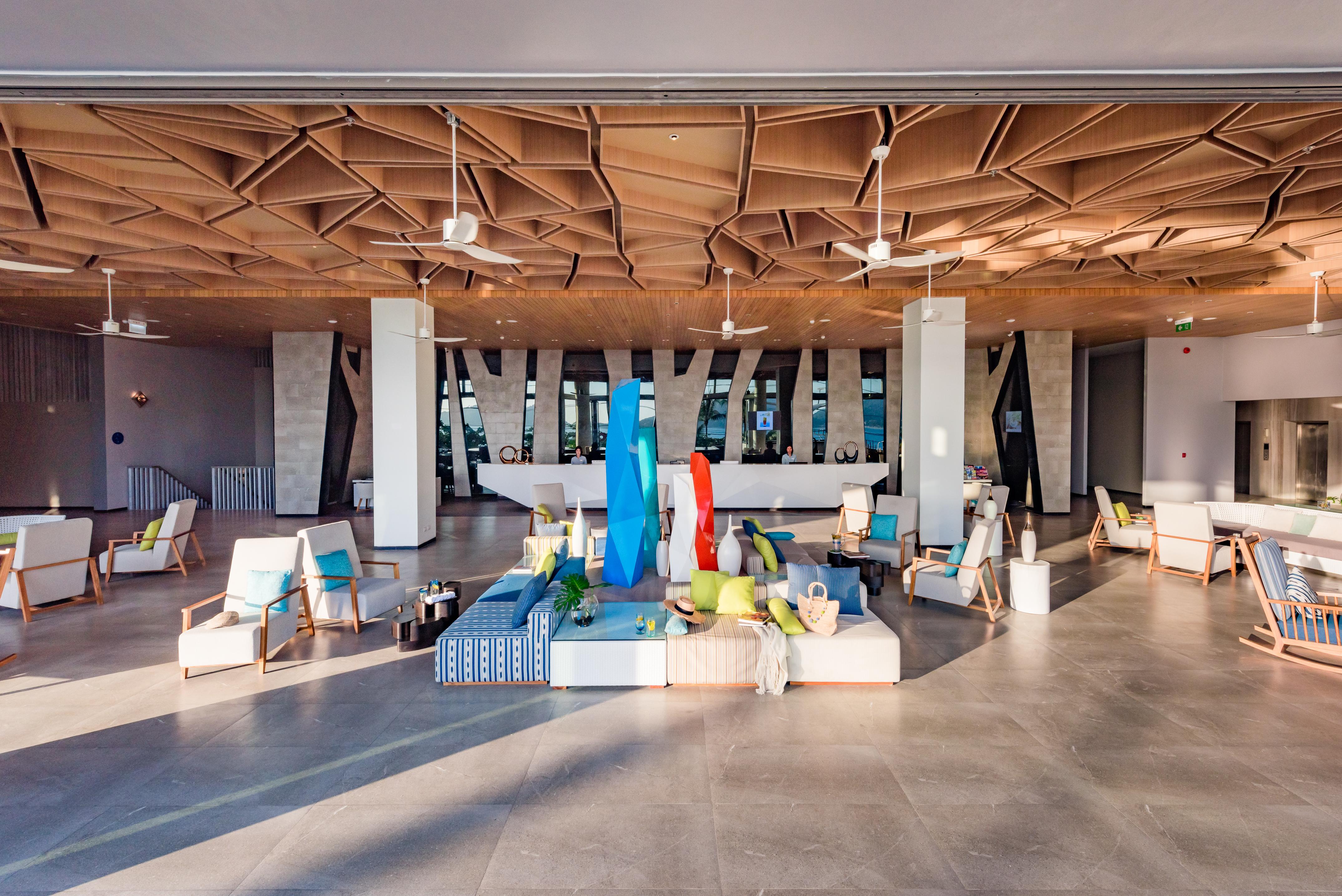 Patong Oceanfront Beach Resort - Sha Extra Plus מראה חיצוני תמונה The lobby of the new building