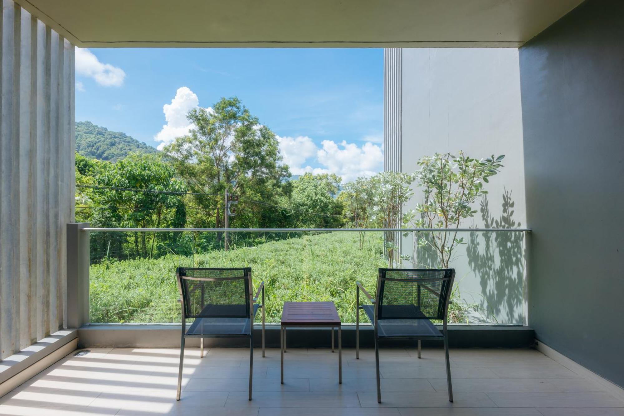 Patong Oceanfront Beach Resort - Sha Extra Plus חדר תמונה View from a room at the hotel