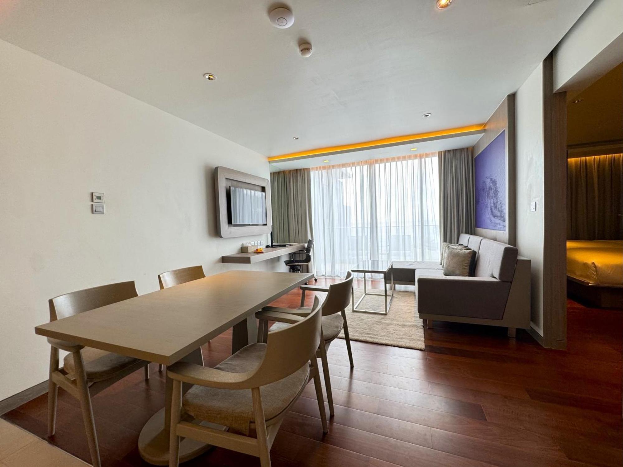 Patong Oceanfront Beach Resort - Sha Extra Plus חדר תמונה A suite at the hotel