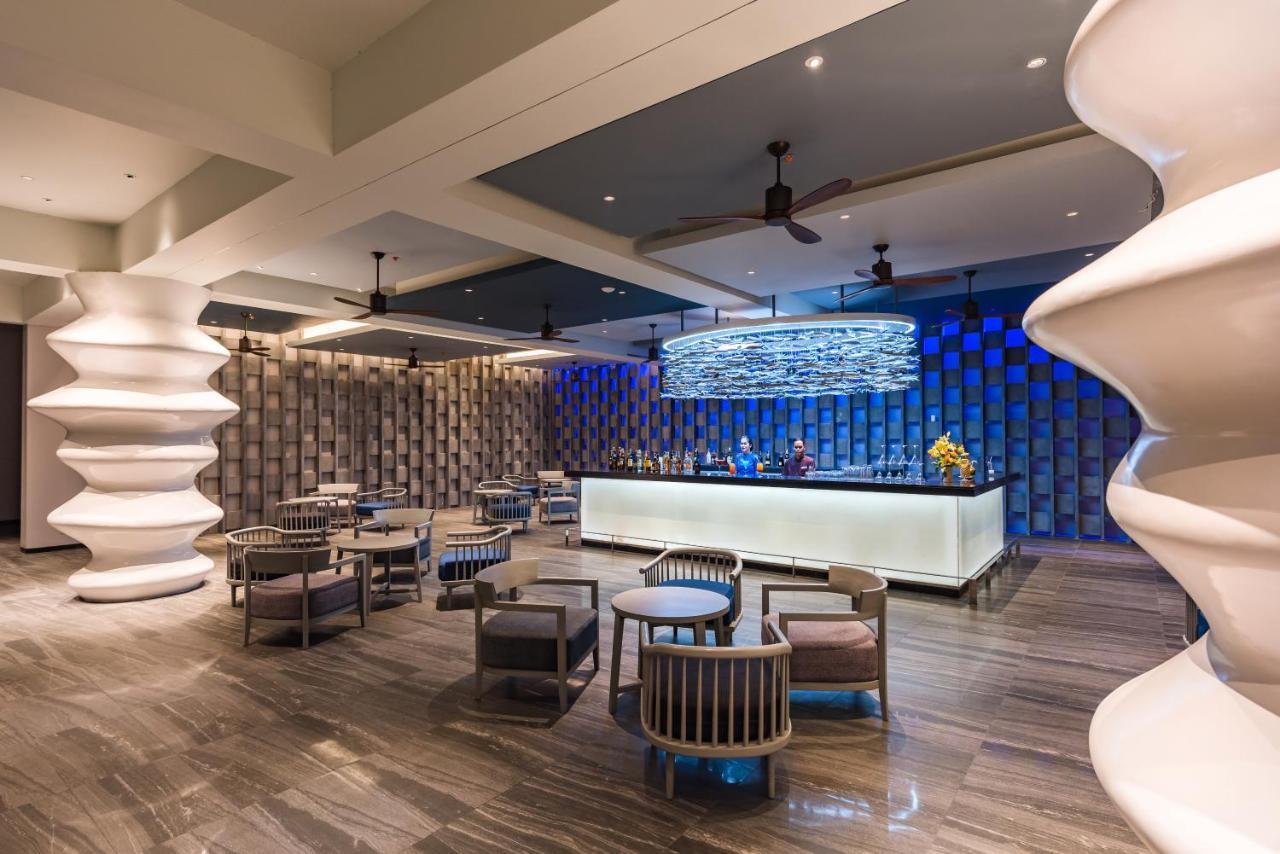 Patong Oceanfront Beach Resort - Sha Extra Plus מראה חיצוני תמונה The bar at the lobby