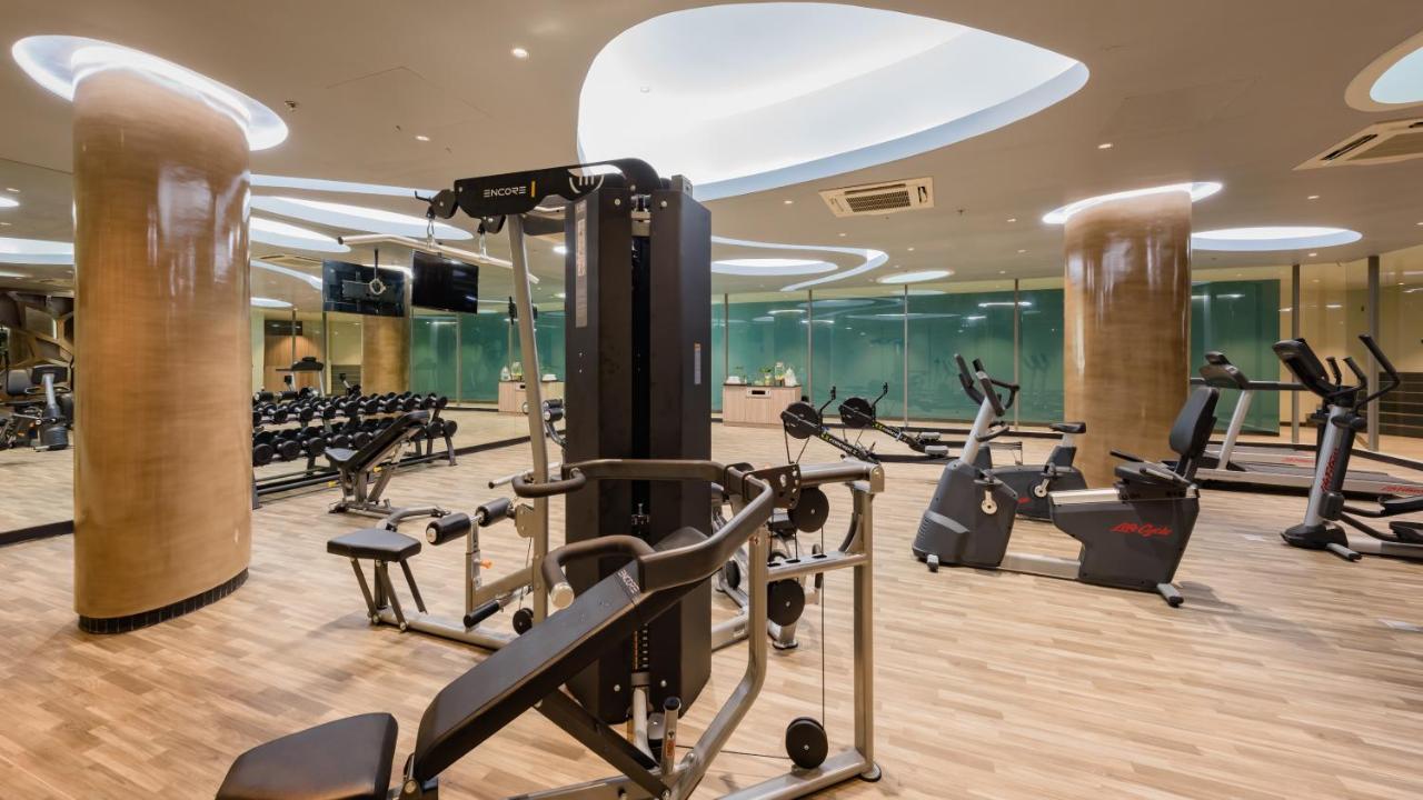 Patong Oceanfront Beach Resort - Sha Extra Plus מראה חיצוני תמונה The gym at the hotel
