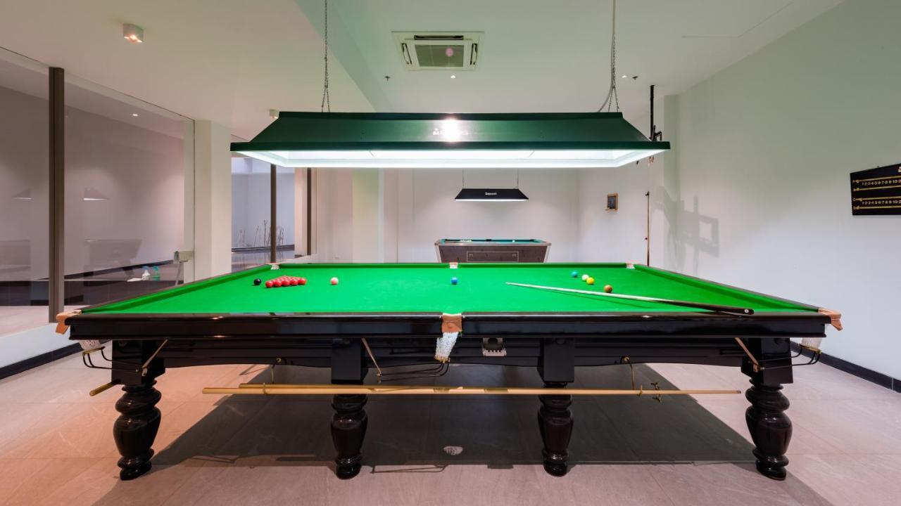 Patong Oceanfront Beach Resort - Sha Extra Plus מראה חיצוני תמונה A snooker table