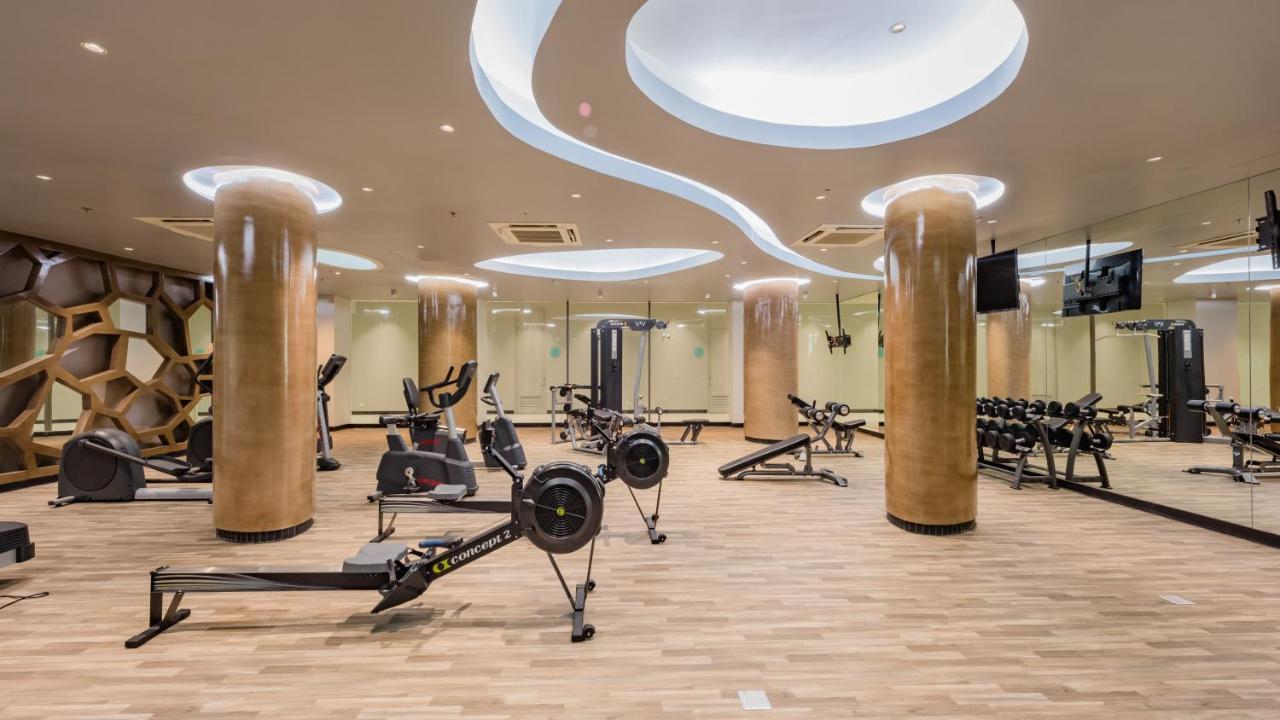 Patong Oceanfront Beach Resort - Sha Extra Plus מראה חיצוני תמונה The gym at the hotel